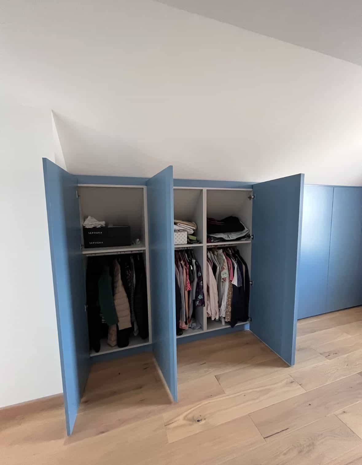 Dressing sur mesure bleu ouvert sous pente avec penderie