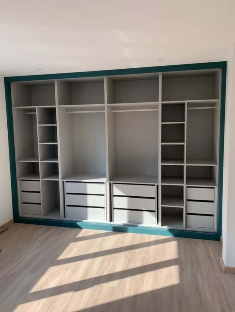 Dressing sur mesure ouvert à portes coulissantes vert-bleu, penderies et tiroirs