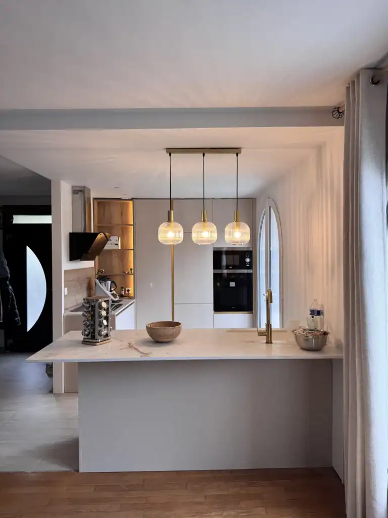Îlot central de cuisine sur mesure à Rambouillet avec suspensions en laiton et verre strié