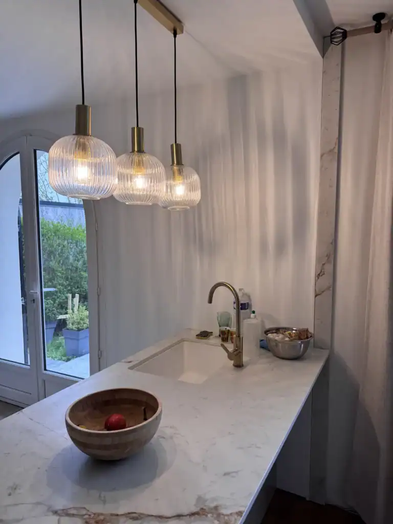 Plan de travail effet marbre et robinetterie laiton, cuisine sur mesure à Rambouillet