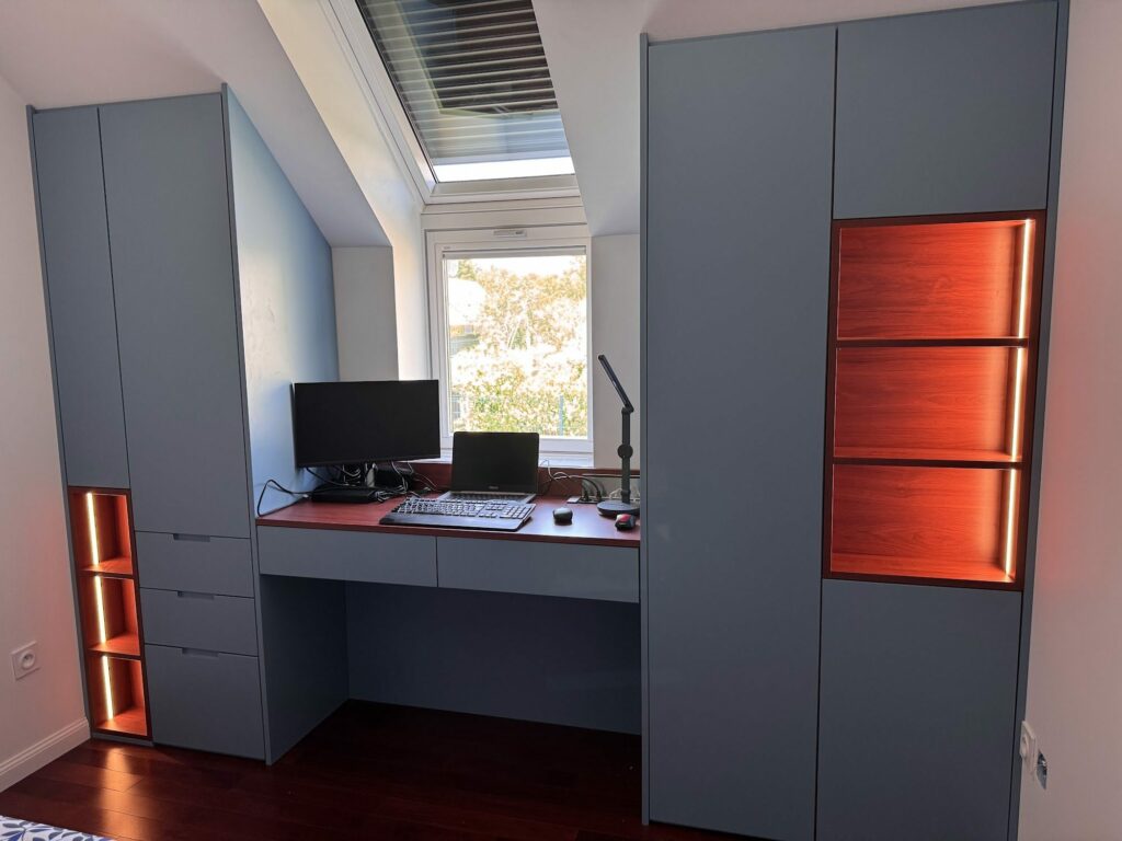 Bureau sur mesure sous pente bleu-gris avec niches en bois