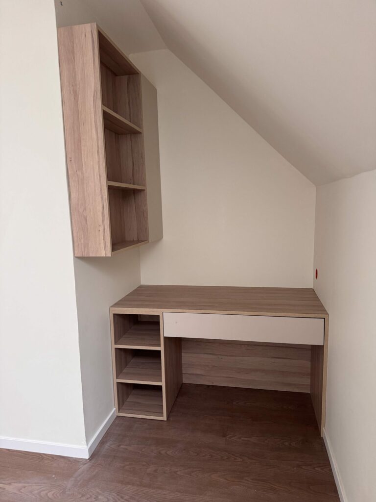 Bureau sur mesure sous pente en chêne clair avec étagères