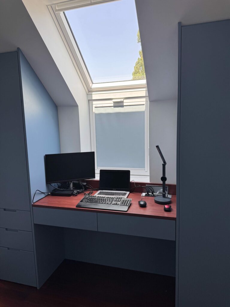 Bureau sur mesure sous pente avec plan de travail intégré