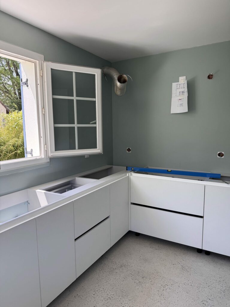 Cuisine sur mesure blanche en cours d’installation