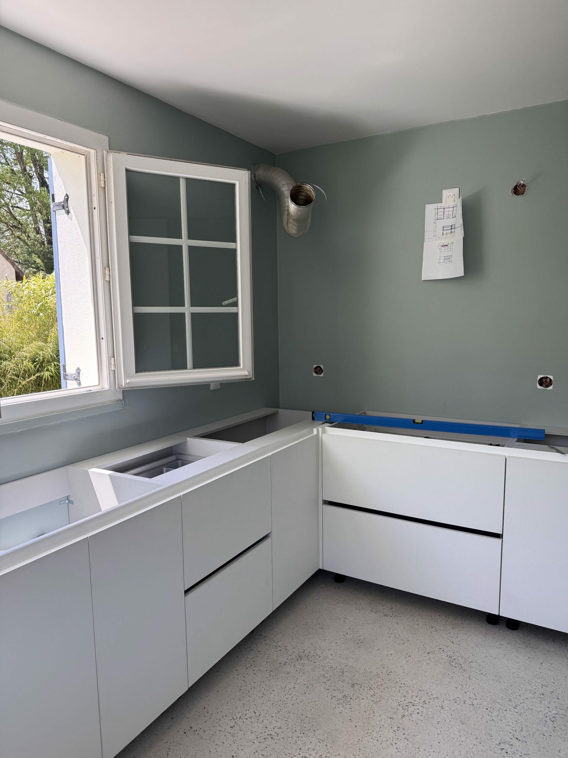 Cuisine sur mesure blanche en cours d’installation