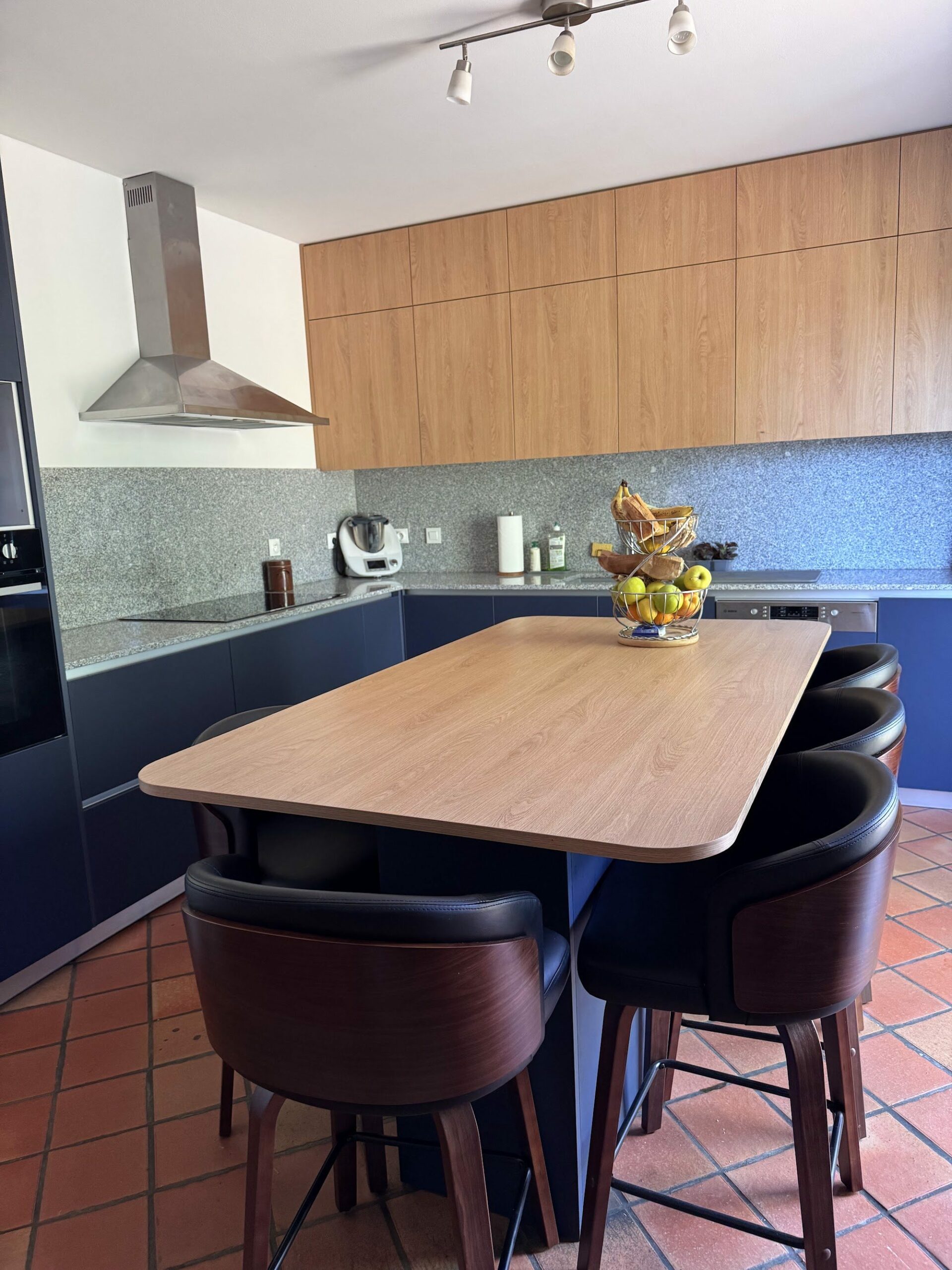Cuisine sur mesure bleu nuit avec crédence et hotte inox