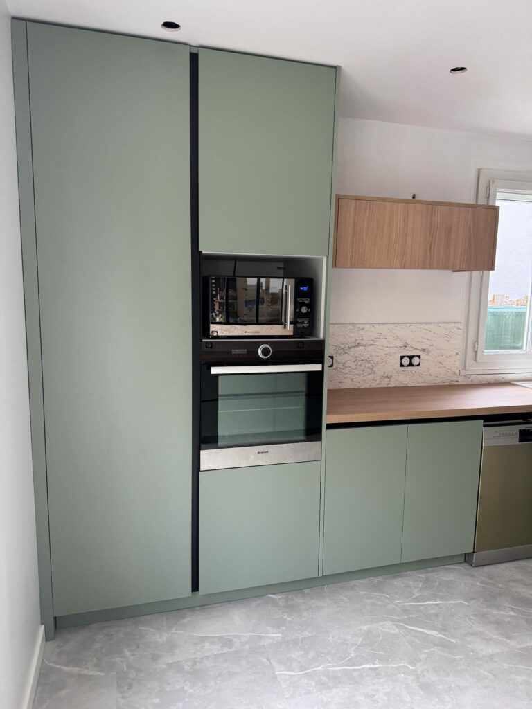 Cuisine sur mesure vert sauge avec colonnes four et micro-ondes