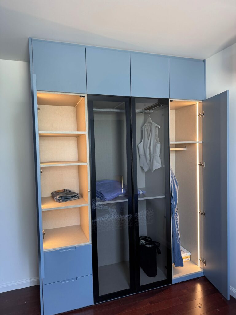 Dressing sur mesure bleu à portes vitrées et niches éclairées