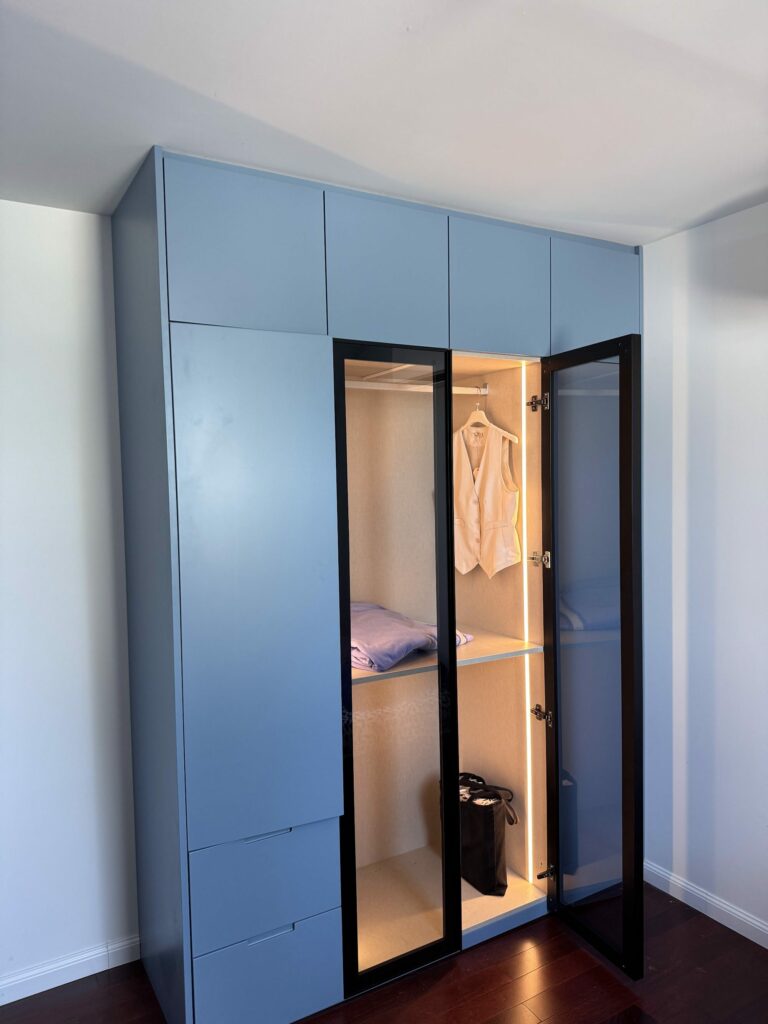 Dressing sur mesure bleu toute hauteur avec porte vitrée