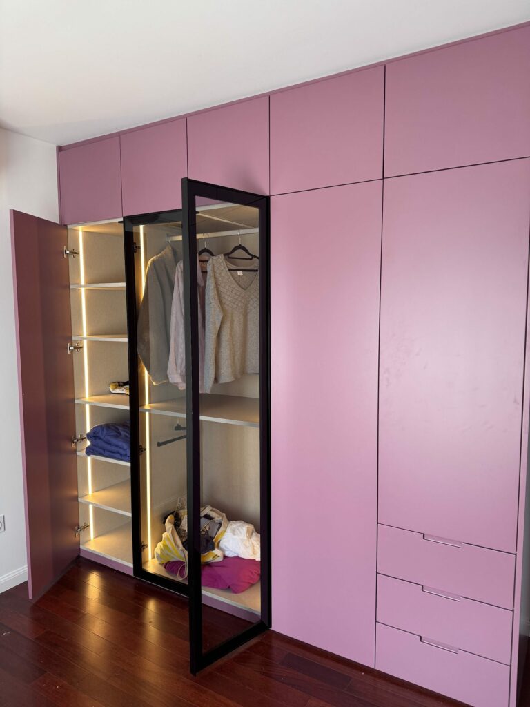 Dressing sur mesure rose à portes vitrées avec éclairage intégré