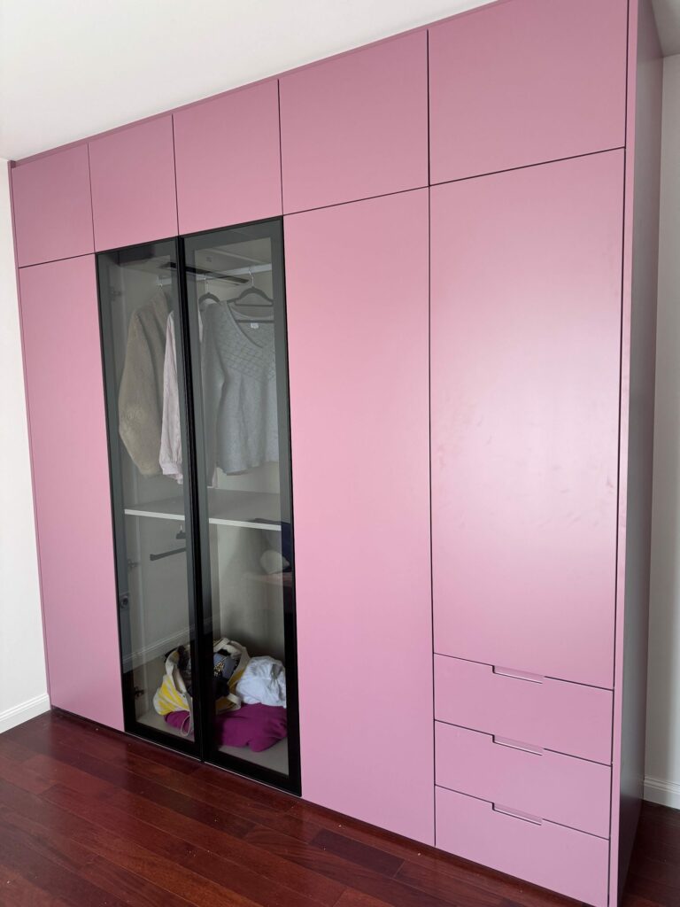 Dressing sur mesure rose toute hauteur avec tiroirs
