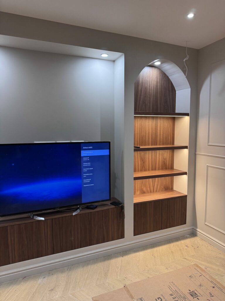 Meuble TV sur mesure et niche cintrée éclairée