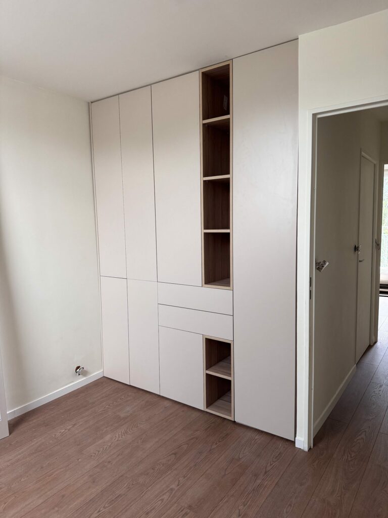 Placard sur mesure blanc avec niches en chêne dans une chambre