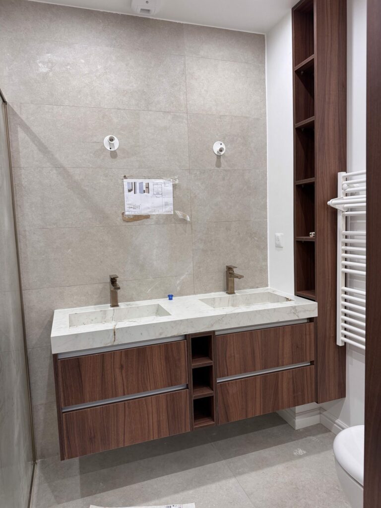 Salle de bain sur mesure : double vasque en pierre et meuble en noyer