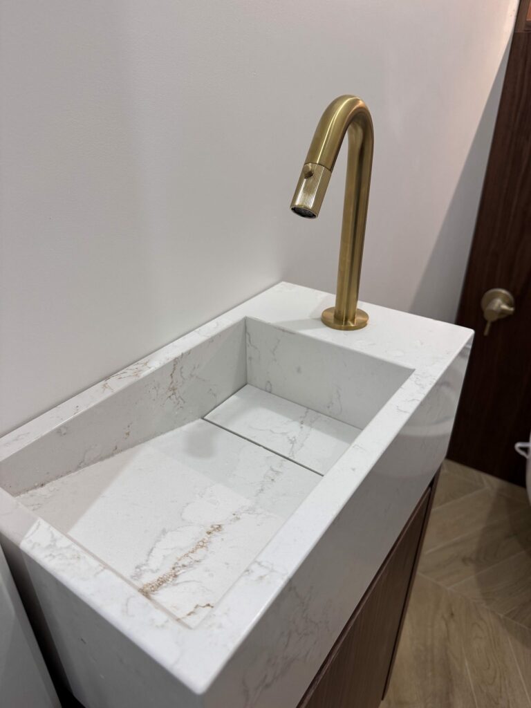 Vasque en marbre et robinetterie laiton brossé