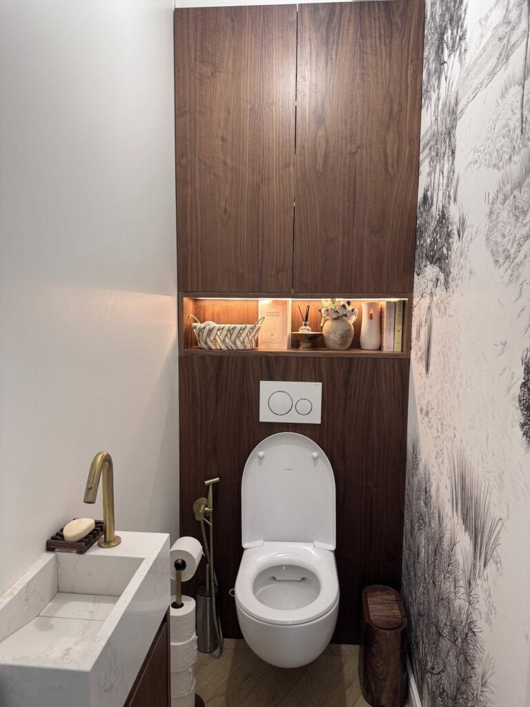 WC suspendu avec habillage en noyer et niche éclairée